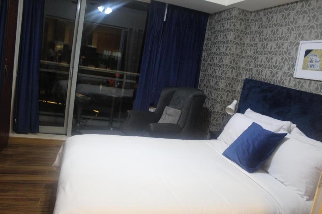 Azure C5 Man-Made Beach Balcony Multiple Units Manila Exterior photo